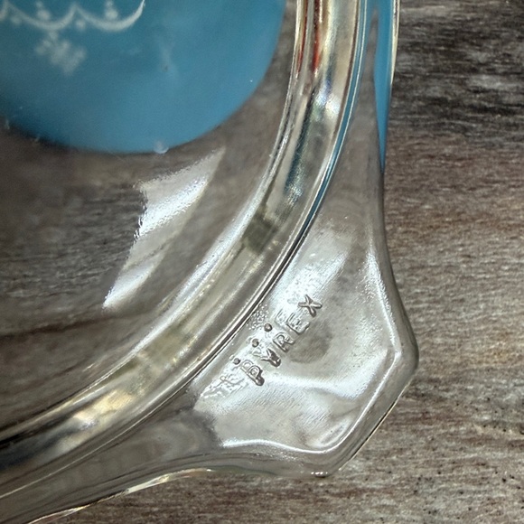 Vintage Pyrex Snowflake Garland Casserole Dish - Picture 4 of 9
